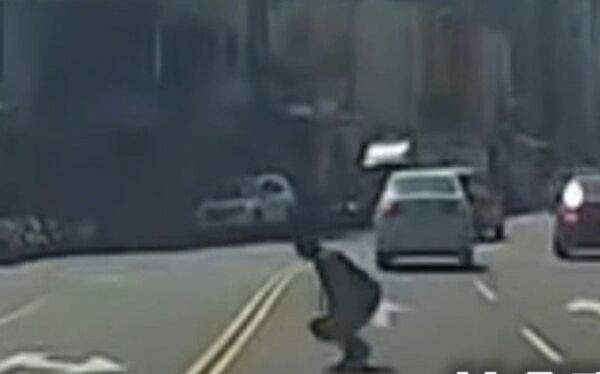 Người đàn ông 'nhảy ếch' để băng qua đường khiến mạng xã hội xôn xao Ảnh 1