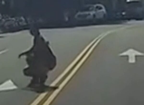 Người đàn ông 'nhảy ếch' để băng qua đường khiến mạng xã hội xôn xao Ảnh 2