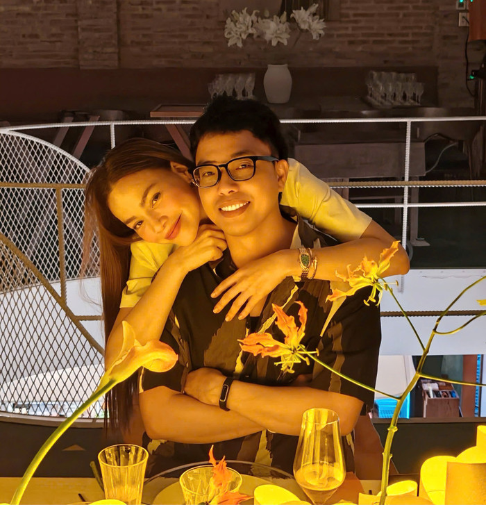 Hồ Ngọc Hà choàng cổ thân thiết người đàn ông không phải Kim Lý, danh tính vô cùng đặc biệt Ảnh 1