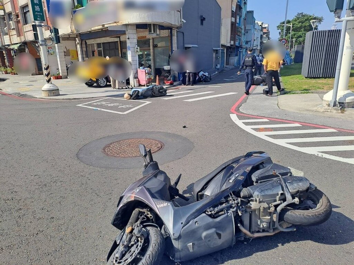 Cụ ông 75 tuổi đạp nhầm chân ga khi dừng đèn đỏ, hiện trường sau đó gây bàng hoàng Ảnh 1