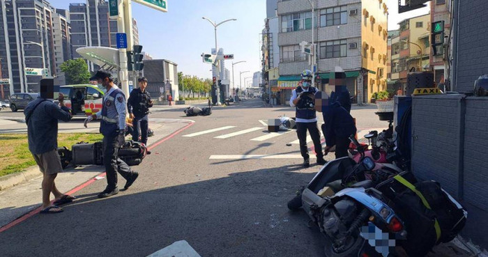 Cụ ông 75 tuổi đạp nhầm chân ga khi dừng đèn đỏ, hiện trường sau đó gây bàng hoàng Ảnh 2