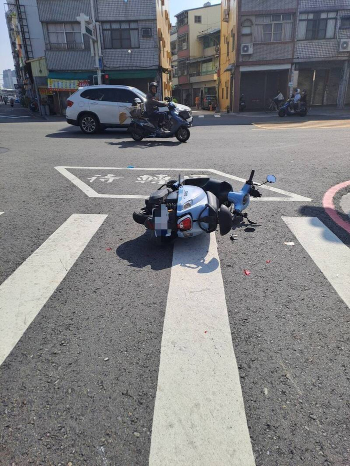 Cụ ông 75 tuổi đạp nhầm chân ga khi dừng đèn đỏ, hiện trường sau đó gây bàng hoàng Ảnh 3