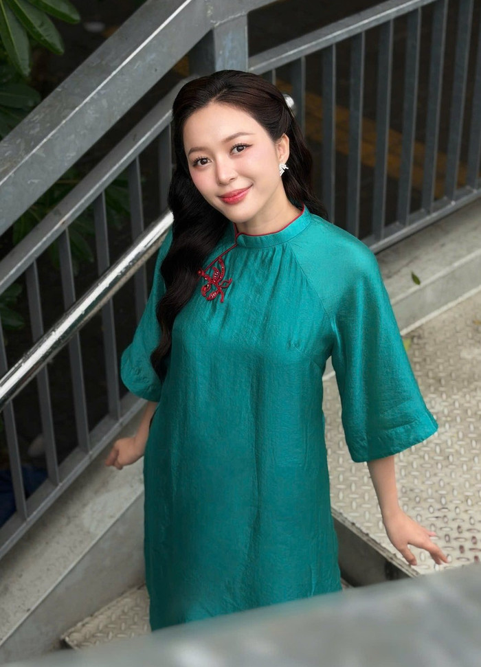 Hoa hậu Kiều Duy sử dụng chiếc điện thoại trị giá 8 chữ số. Ảnh: FBNV