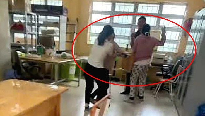 Thầy T. bị phụ huynh của nữ sinh tấn công sau khi phát hiện thầy nhắn tin 'thân mật' với con gái bà. Ảnh: VOV