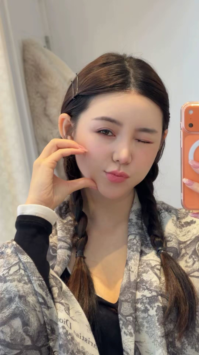 Quỳnh Kool tạo dáng cùng chiếc điện thoại 8 chữ số. Ảnh: FBNV