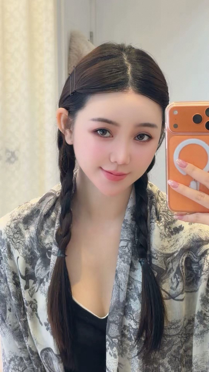 Quỳnh Kool khoe chiếc điện thoại 8 chữ số màu cam vũ trụ. Ảnh: FBNV