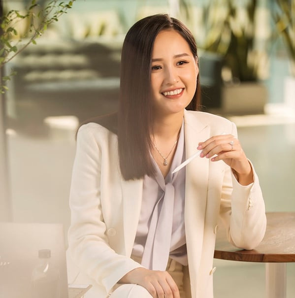 Mai Phương Thúy rạng rỡ cùng bộ trang sức DOJI. 