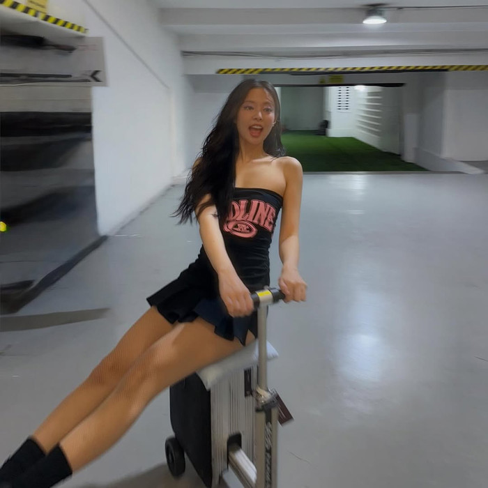 Chiếc váy quây của Jennie được cho là có nguy cơ khiến cô nàng gặp sự cố trang phục. Ảnh: IGNV