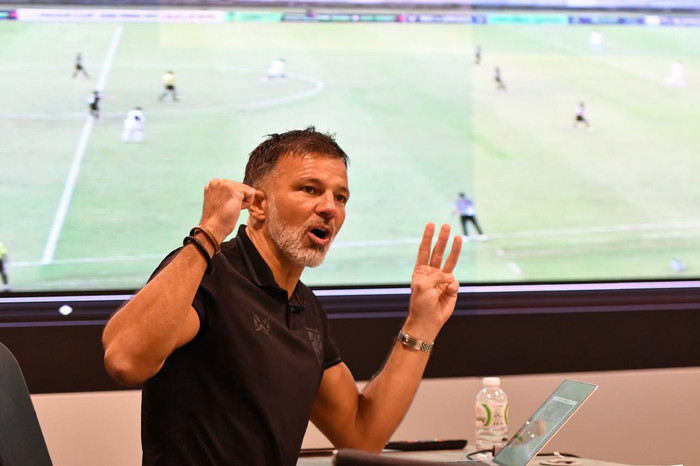 Thái Lan họp chuẩn bị cho trận quyết định gặp Turkmenistan. Ảnh: FAT