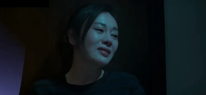 Mỹ Anh khóa mình trong phòng, liên tục tự dằn vặt.