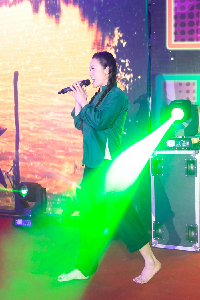 Nhật Kim Anh bị người lạ ôm eo khi đi hát hội chợ, thái độ gây xôn xao Ảnh 3