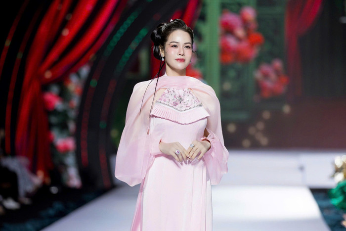 Nhật Kim Anh bị người lạ ôm eo khi đi hát hội chợ, thái độ gây xôn xao Ảnh 2