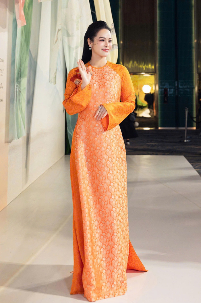 Nhật Kim Anh bị người lạ ôm eo khi đi hát hội chợ, thái độ gây xôn xao Ảnh 1