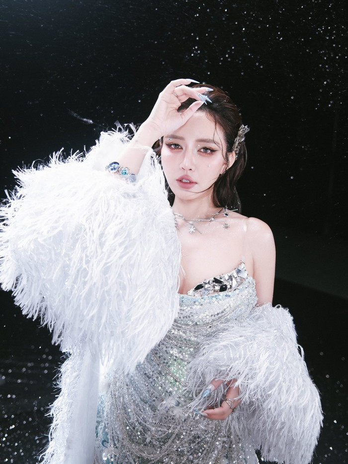 Ca sĩ Bích Phương gặp sự cố với trang phục hở bạo trước hàng nghìn khán giả Ảnh 4