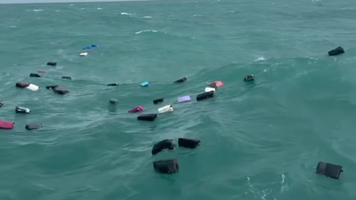 Phát hiện hàng chục chiếc vali trôi nổi trên biển, cảnh tượng gây xôn xao Ảnh 1
