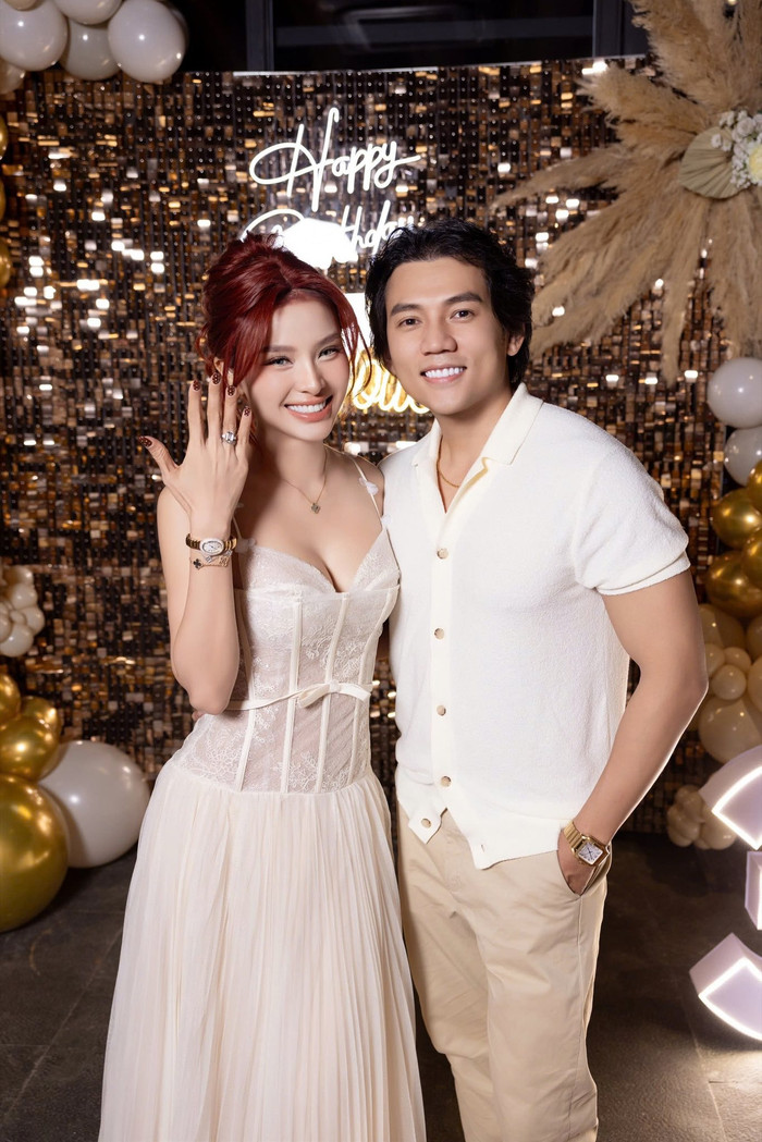 Phương Trinh Jolie cũng thường xuyên chia sẻ khoảnh khắc đời thường cùng chồng - diễn viên Lý Bình (Ảnh: FBNV).