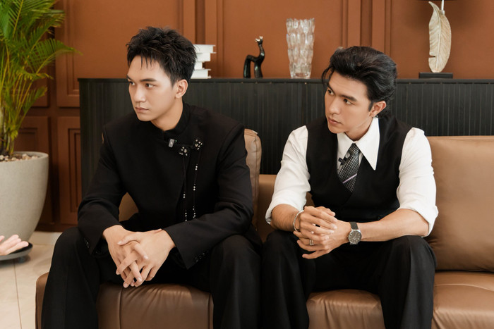 Nam diễn viên Mưa đỏ lựa chọn đồng hồ có thiết kế tối giản, dễ dàng phối hợp cùng nhiều phong cách. Ảnh: FBNV