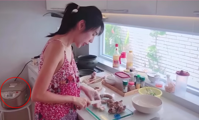 Vợ chồng Công Vinh và Thủy Tiên đã lựa chọn nồi cơm điện cao tần để mang đến những bữa ăn gia đình ấm cúng.