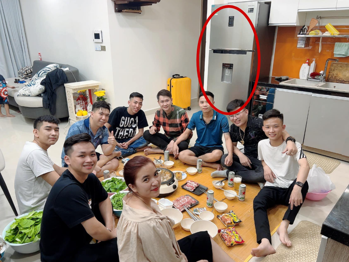 Con trai bà chủ thẩm mỹ viện Mailisa gây chú ý khi xuất hiện bên chiếc tủ lạnh có thiết kế bằng thép bạc sang trọng. Ảnh: FBNV