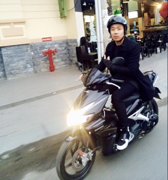 Hình ảnh Trấn Thành trên chiếc xe máy 56 triệu từng gây 'sốt'.