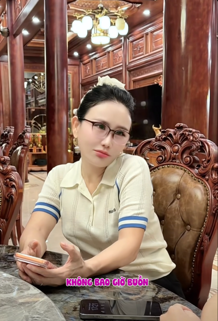 2 chiếc điện thoại iPhone 16 Pro Max và iPhone 17 Pro Max thường xuyên xuất hiện trong các video của bà Malisa. (Ảnh: chụp màn hình)