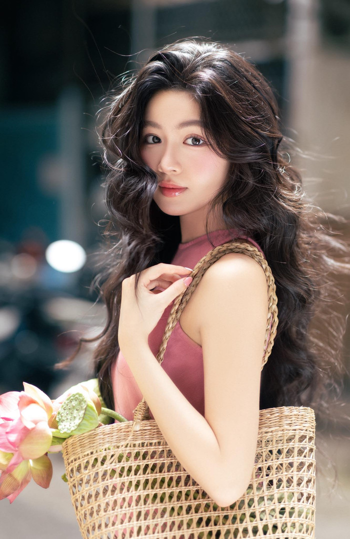 Con gái Quyền Linh nhận chiếc điện thoại 27 triệu đồng từ bố. Ảnh: FBNV