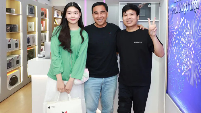 Quyền Linh và con gái trong ngày nhận chiếc điện thoại 27 triệu.