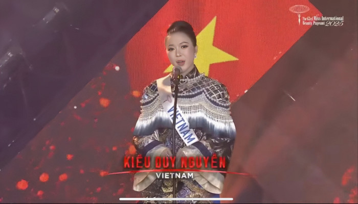 Kiều Duy ở phần mowr màn chung kết.