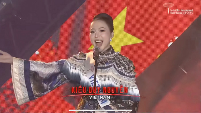 Người đẹp tự hào hô tên và hai tiếng “Việt Nam” ở chung kết.