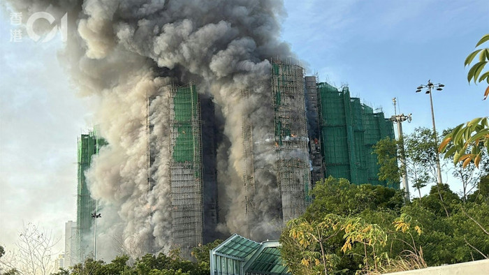 Vụ cháy chung cư ở Hồng Kông: Số người chết tiếp tục tăng, khung cảnh hoang tàn gây đau lòng Ảnh 4