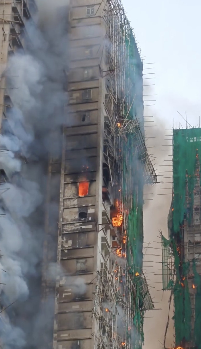 Vụ cháy chung cư ở Hồng Kông: Số người chết tiếp tục tăng, khung cảnh hoang tàn gây đau lòng Ảnh 3