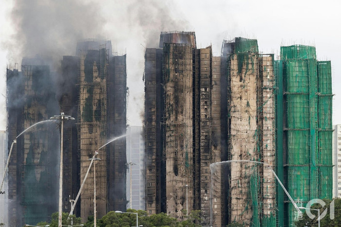 Vụ cháy chung cư ở Hồng Kông: Số người chết tiếp tục tăng, khung cảnh hoang tàn gây đau lòng Ảnh 2