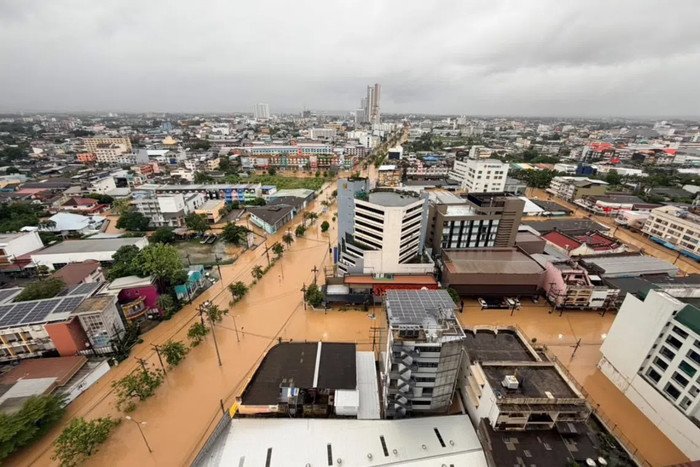 Người dân liều mình đi trên dây điện để thoát thân giữa dòng lũ khiến mạng xã hội xôn xao Ảnh 5