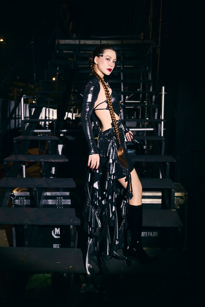 Nữ ca sĩ Việt khoe lưng trần trước hàng ngàn khán giả, ai nhìn cũng đều mê mệt Ảnh 1