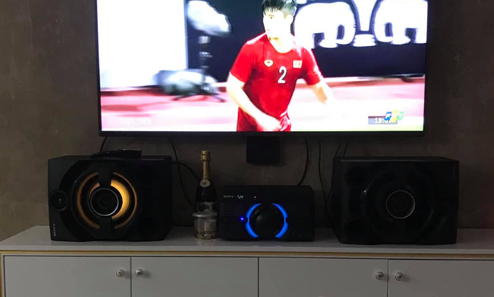 Con trai bà chủ thẩm mỹ viện Mailisa lựa chọn dàn loa cao cấp để trải nghiệm âm thanh sống động. . Ảnh: FBNV