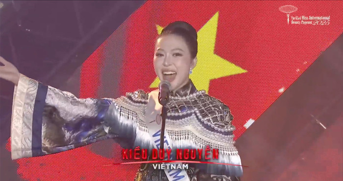  Kiều Duy tại chung kết Miss International. Ảnh chụp màn hình