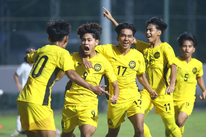 U17 Malaysia bắt đầu leo núi. Ảnh: VFF