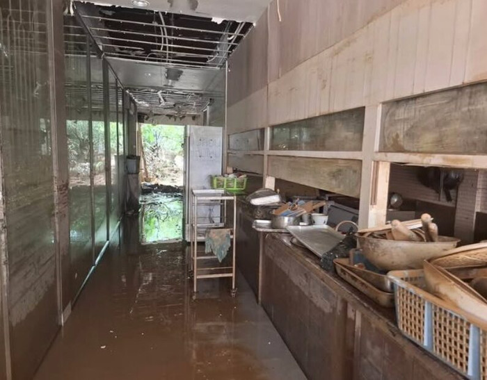 Nam diễn viên nổi tiếng 'gục ngã' vì căn nhà bị tàn phá sau trận lũ lụt kinh hoàng Ảnh 6