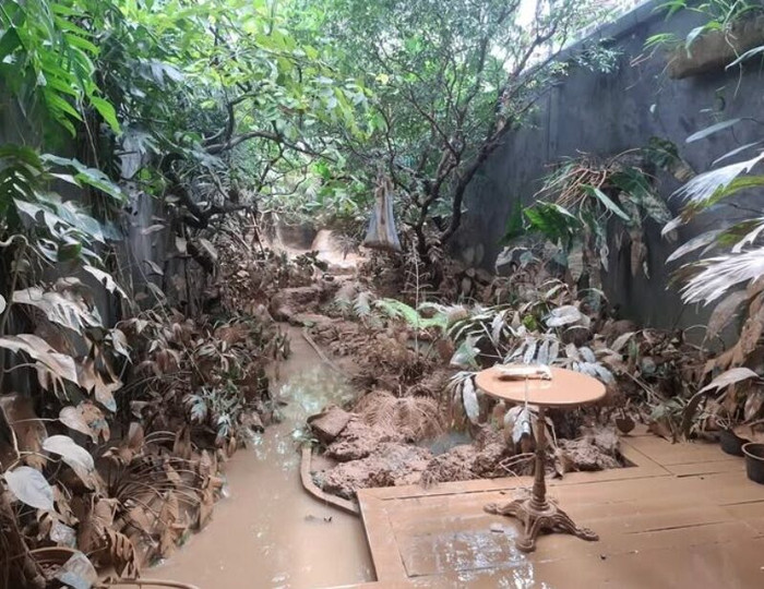 Nam diễn viên nổi tiếng 'gục ngã' vì căn nhà bị tàn phá sau trận lũ lụt kinh hoàng Ảnh 3