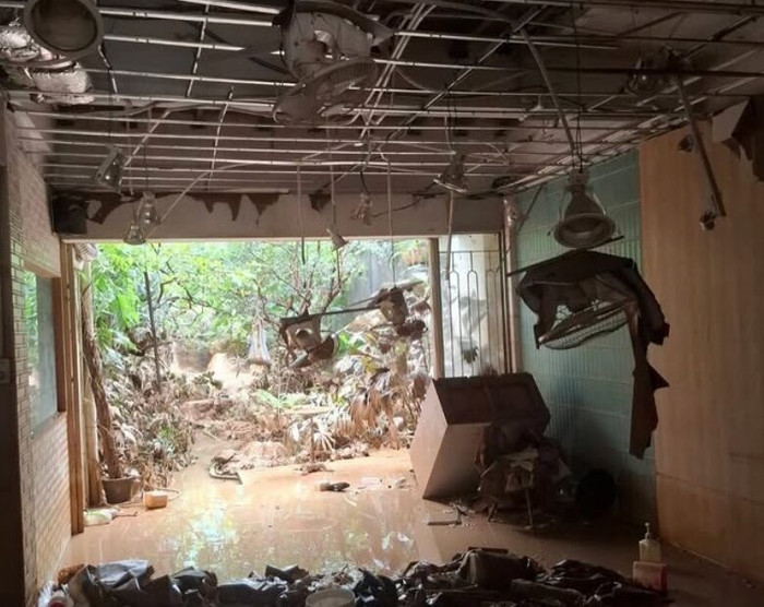 Nam diễn viên nổi tiếng 'gục ngã' vì căn nhà bị tàn phá sau trận lũ lụt kinh hoàng Ảnh 4