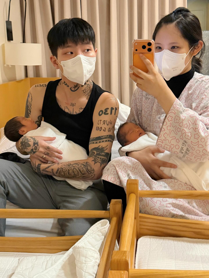 Nữ ca sĩ 20 tuổi sinh đôi khiến khán giả xôn xao Ảnh 2