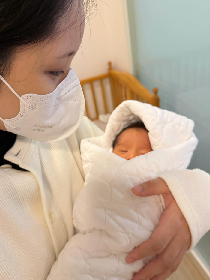 Nữ ca sĩ 20 tuổi sinh đôi khiến khán giả xôn xao Ảnh 1