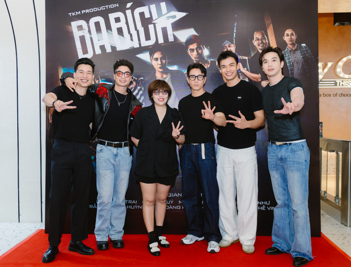 Thuận Nguyễn đến chúc mừng ê-kíp phim Ba Bích. 