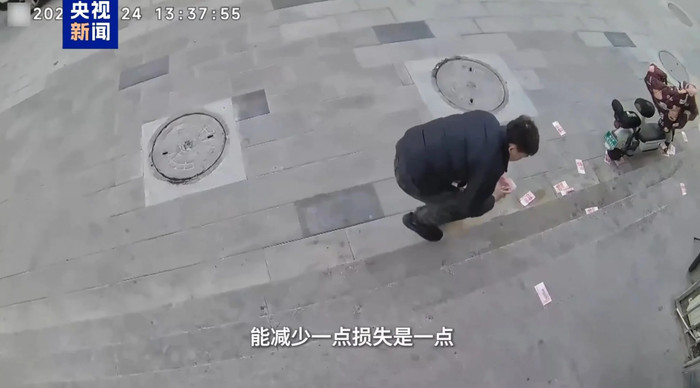 Cặp vợ chồng bị thổi bay xấp tiền hơn 100 triệu xuống đường, phản ứng của người dân gây xôn xao Ảnh 4