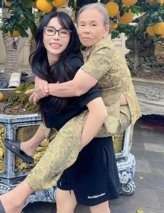 Bà chủ thẩm mỹ viện Mailisa và mẹ. Ảnh: FBNV