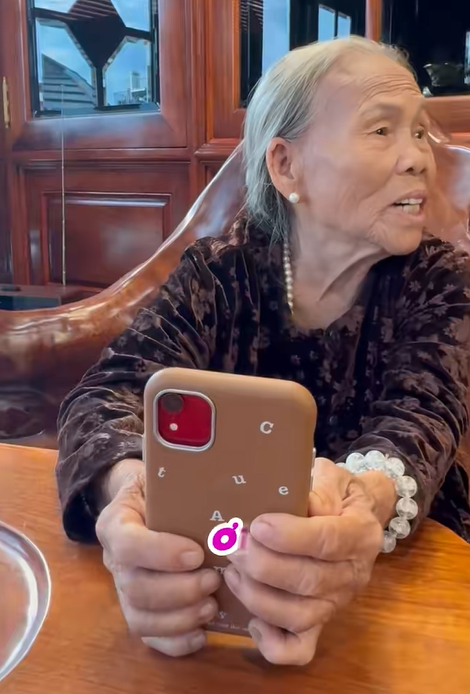 Mẹ bà chủ thẩm mỹ viện Mailisa từng dùng điện thoại trị giá 3 triệu đồng. Ảnh chụp màn hình