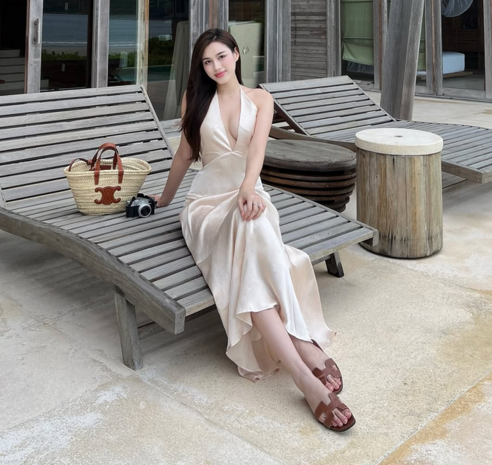 Đỗ Thị Hà lựa chọn mẫu dép đế bệt thời thượng để đồng hành trong các hoạt động thường ngày. Ảnh: IGNV