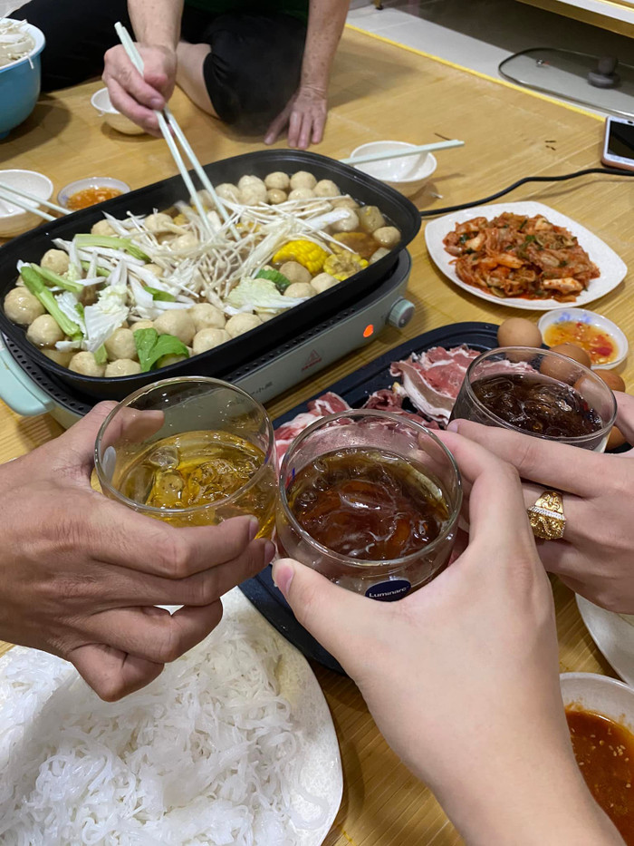 Bếp lẩu hơn 1 triệu xuất hiện trong những buổi gặp mặt của con trai bà chủ Thẩm mỹ viện Mailisa. Ảnh: FBNV