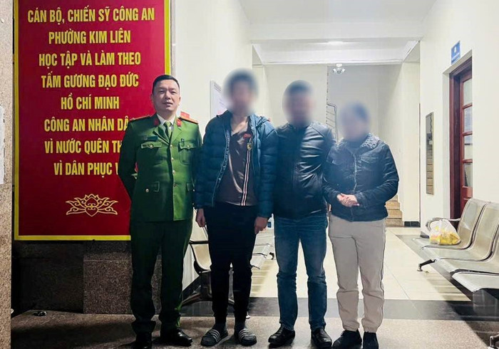 Lực lượng chức năng bàn giao anh C. về với gia đình. Ảnh: Công an TP Hà Nội