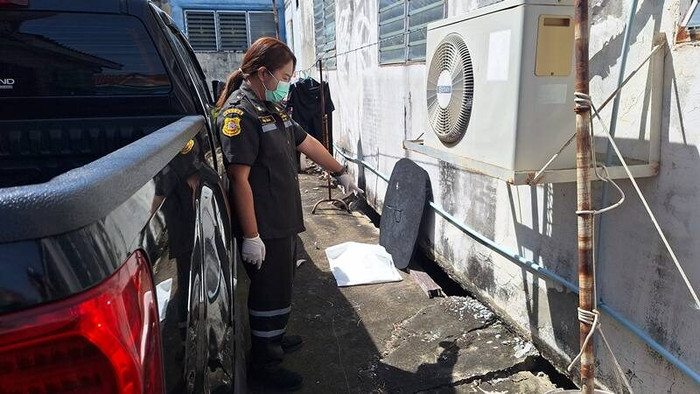 Ngửi thấy mùi hôi thối ở bãi đậu xe, người dân kiểm tra thì thấy cảnh tượng bàng hoàng Ảnh 2